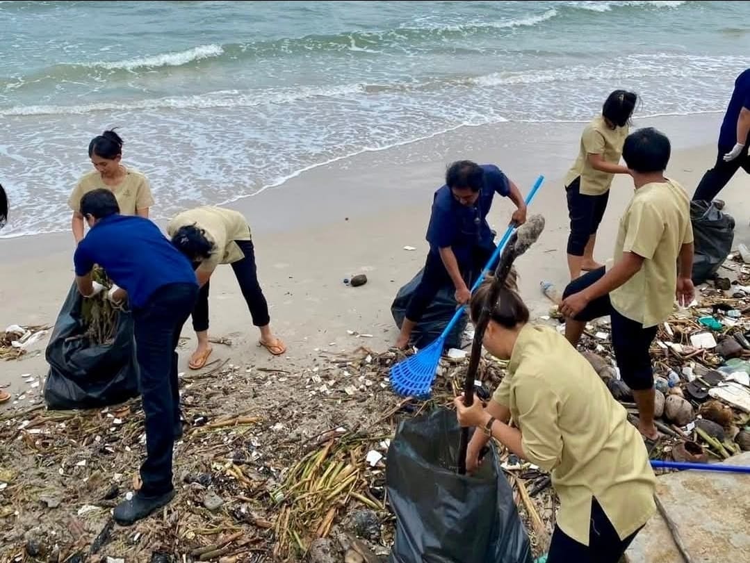 Vrijwilligers van Plastic Heroes ruimen plastic afval op aan de kust.